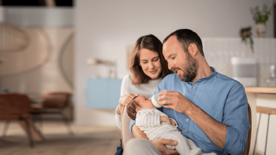 Rodičia kŕmia dieťa s detskou fľašou Philips