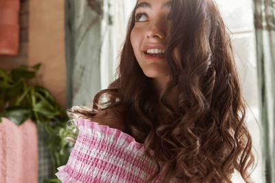 Jak uzyskać artystyczny nieład, czyli kontrolowany „messy look” przy użyciu prostownicy