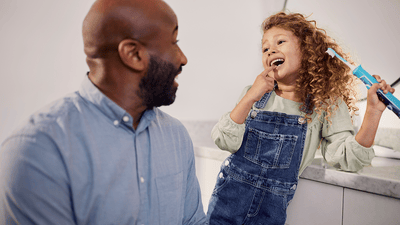 Familie care se spală pe dinți împreună