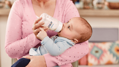 Bébé qui boit au biberon