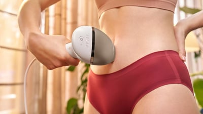 Kobieta wykonująca depilację bikini za pomocą Philips Lumea IPL