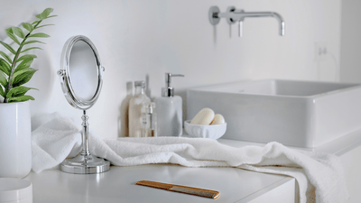 דלפק אמבטיה עם צמחים ומסרק