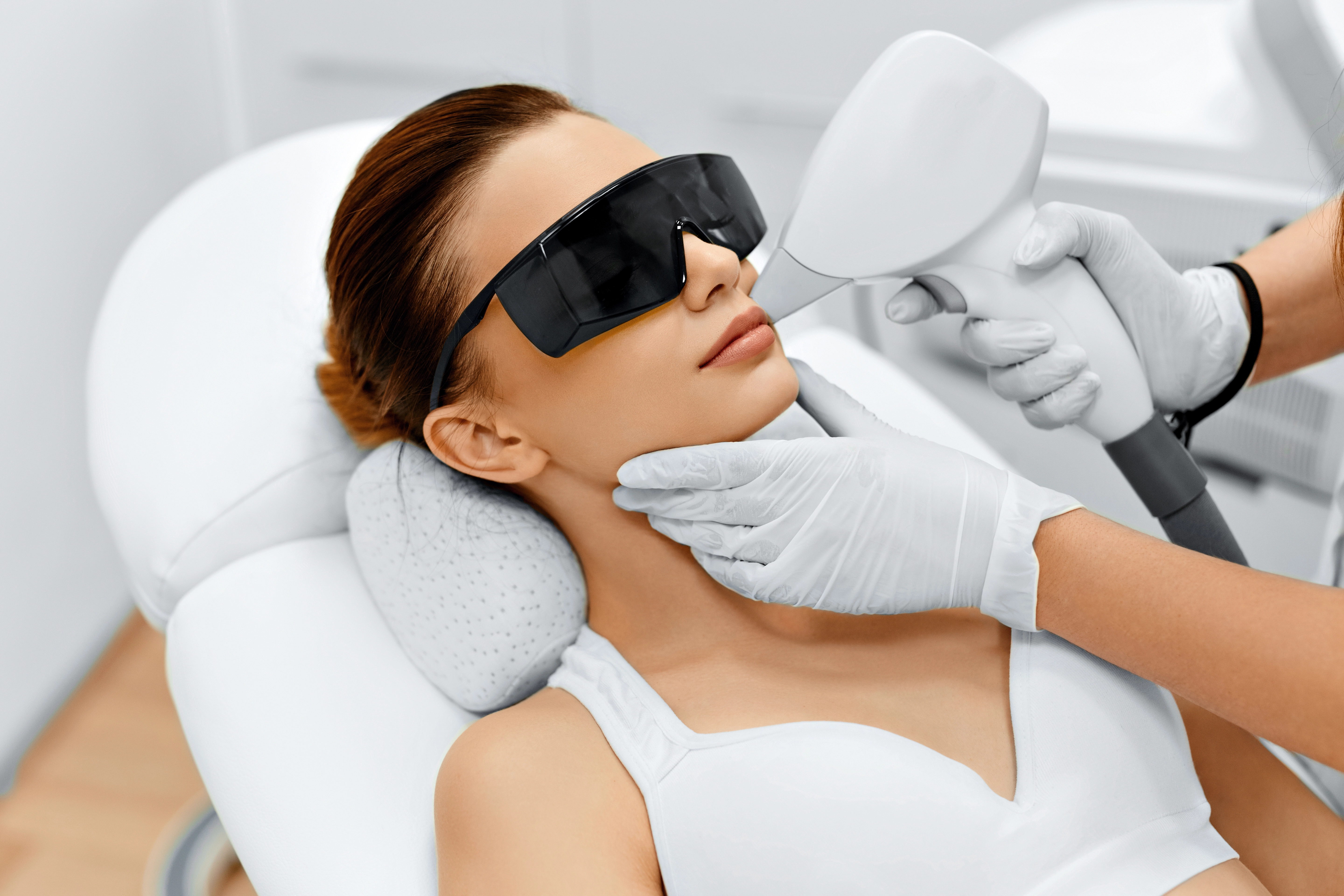 femeie-isi-inlatura-parul-facial-la-salon-cu-laser