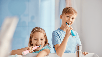 Deti si umývajú zuby elektrickými zubnými kefkami Sonicare