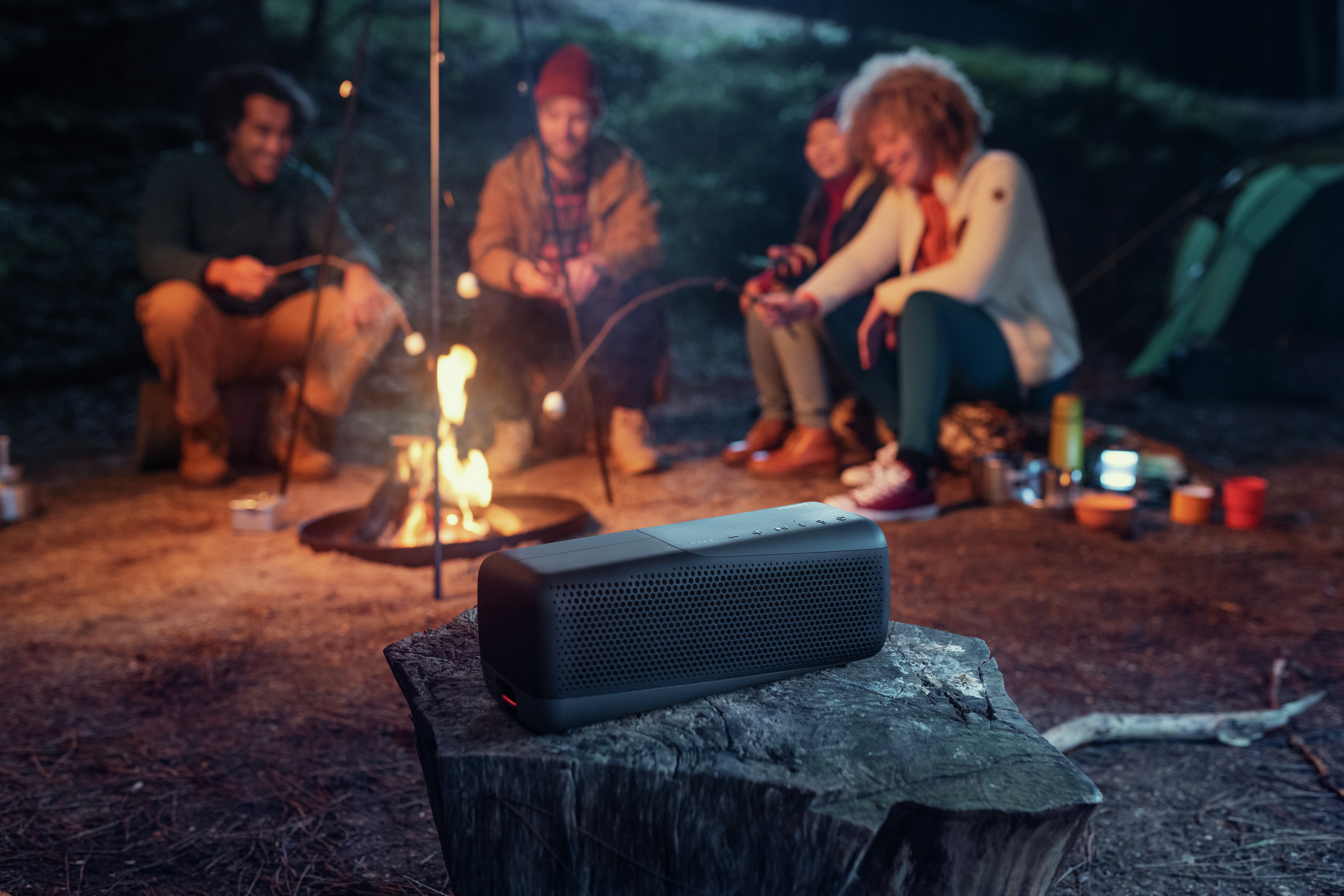 Philips S7807 izdržljiv bluetooth zvučnik u upotrebi tijekom kampiranja