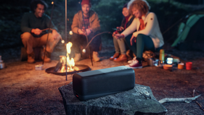 Philips S7807 izdržljiv bluetooth zvučnik u upotrebi tijekom kampiranja