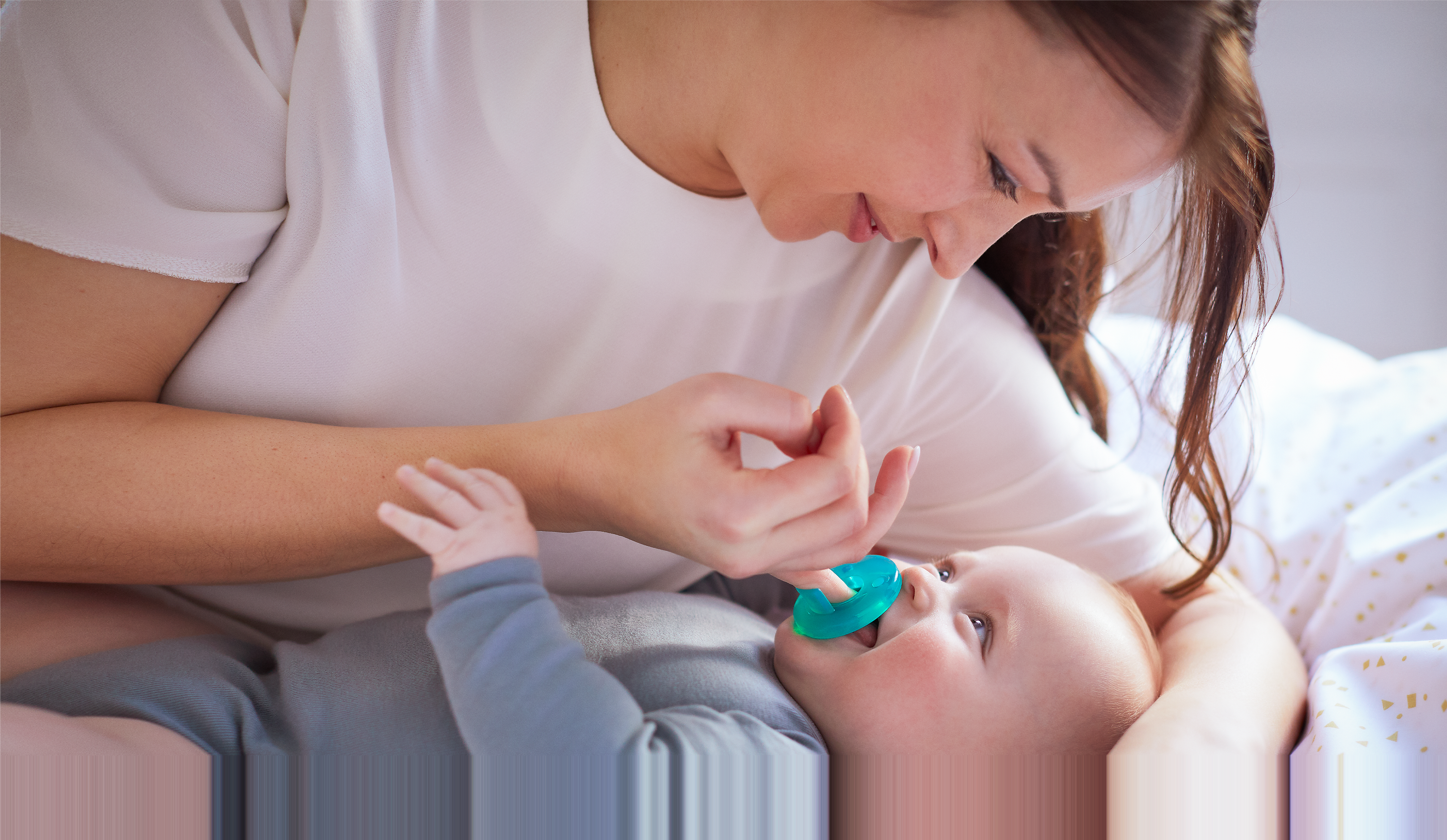 Mamá jugando con el bebé