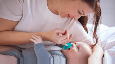 Mamá jugando con el bebé