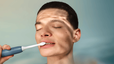 Manualna szczoteczka do zębów kontra podstawowa szczoteczka soniczna – którą wybrać?