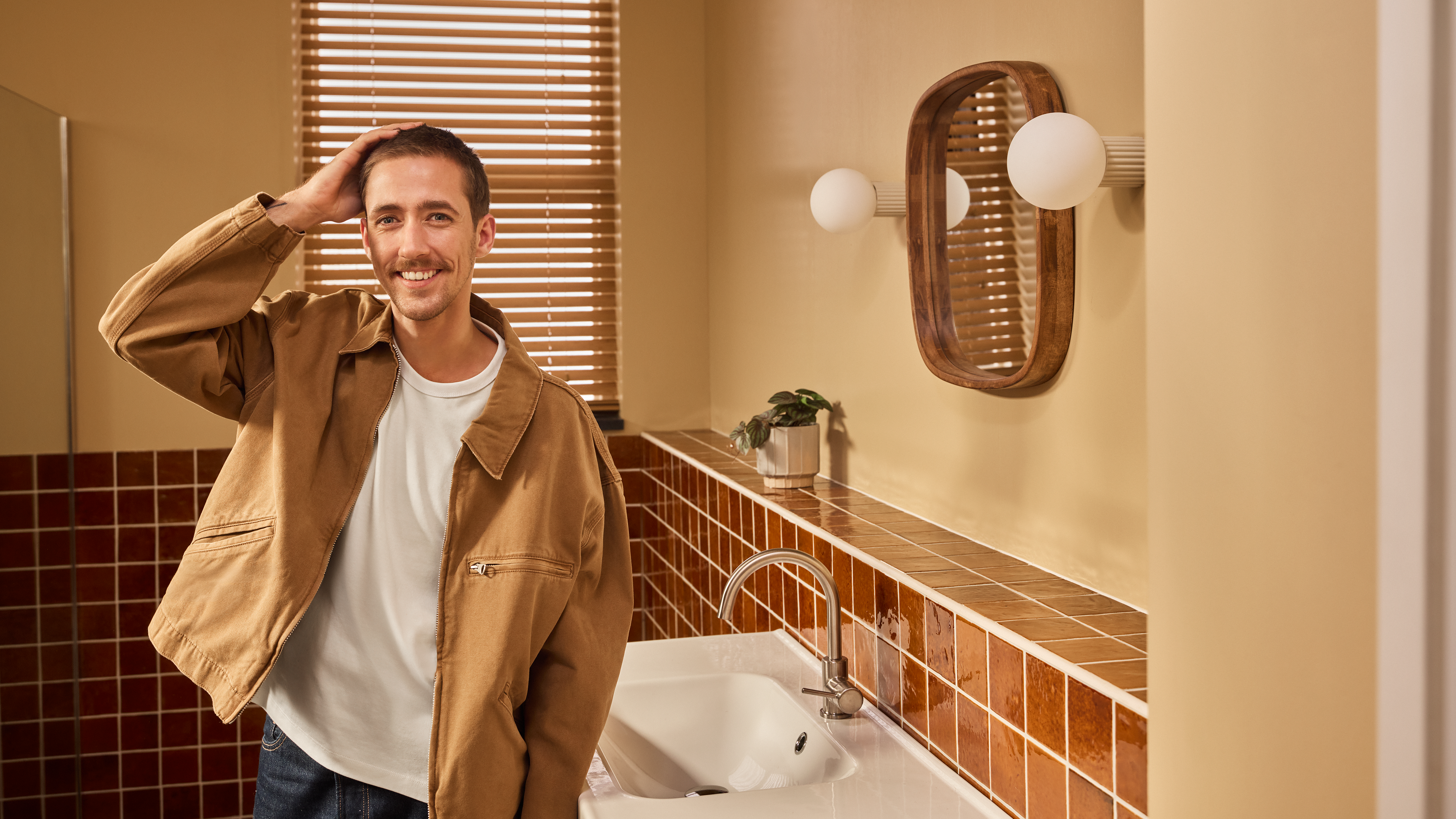 Homem com um aparador de cabelo