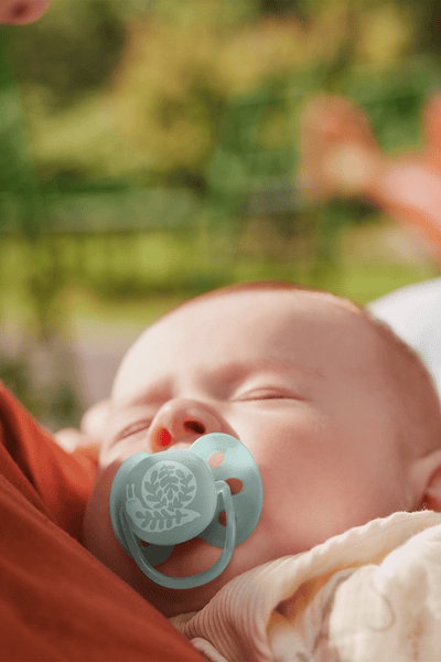 Bébés avec sucettes