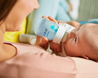 Maintient la tétine pleine de lait, et non pas d’air