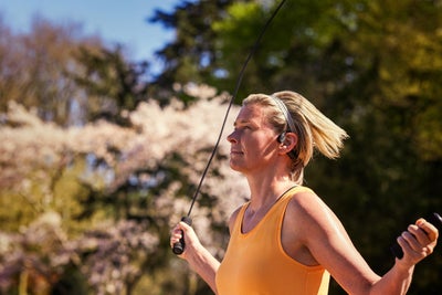 Atleet gebruikt bone-conduction-hoofdtelefoons.