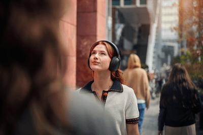 Philips noise-cancelling hoofdtelefoons tijdens het pendelen.