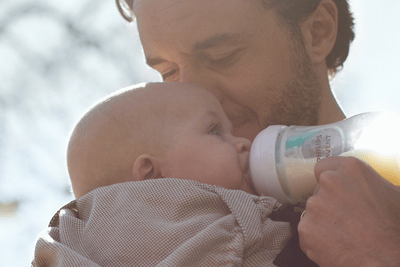 Proč je naučit dítě pít z dětského hrnečku jednodušší, než si myslíte
