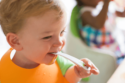 Introducción de los alimentos sólidos al bebé