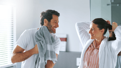 Moment amuzant al unui cuplu care se îngrijește