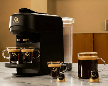 Kávovar Philips L’OR Barista pripravuje dve šálky espressa