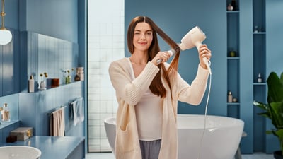 Сушіння волосся з феном серії SenseIQ