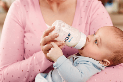 Cómo dar biberón a un recién nacido