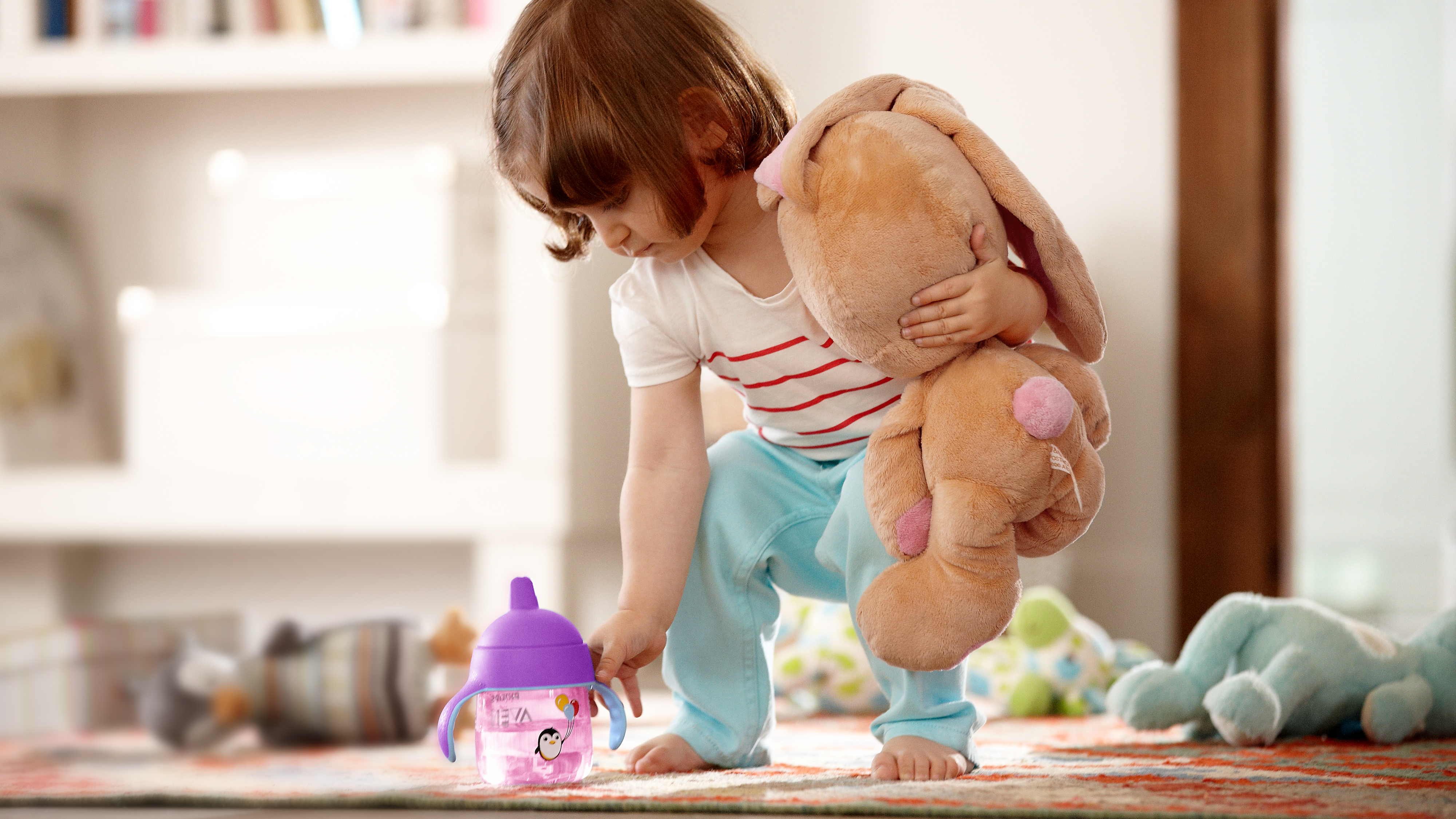 Copil mic care explorează sufrageria cu jucării