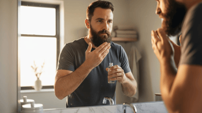 Bărbat care aplică aftershave