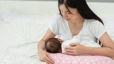 Scenă confortabilă a canapelei cu pernă de alăptare