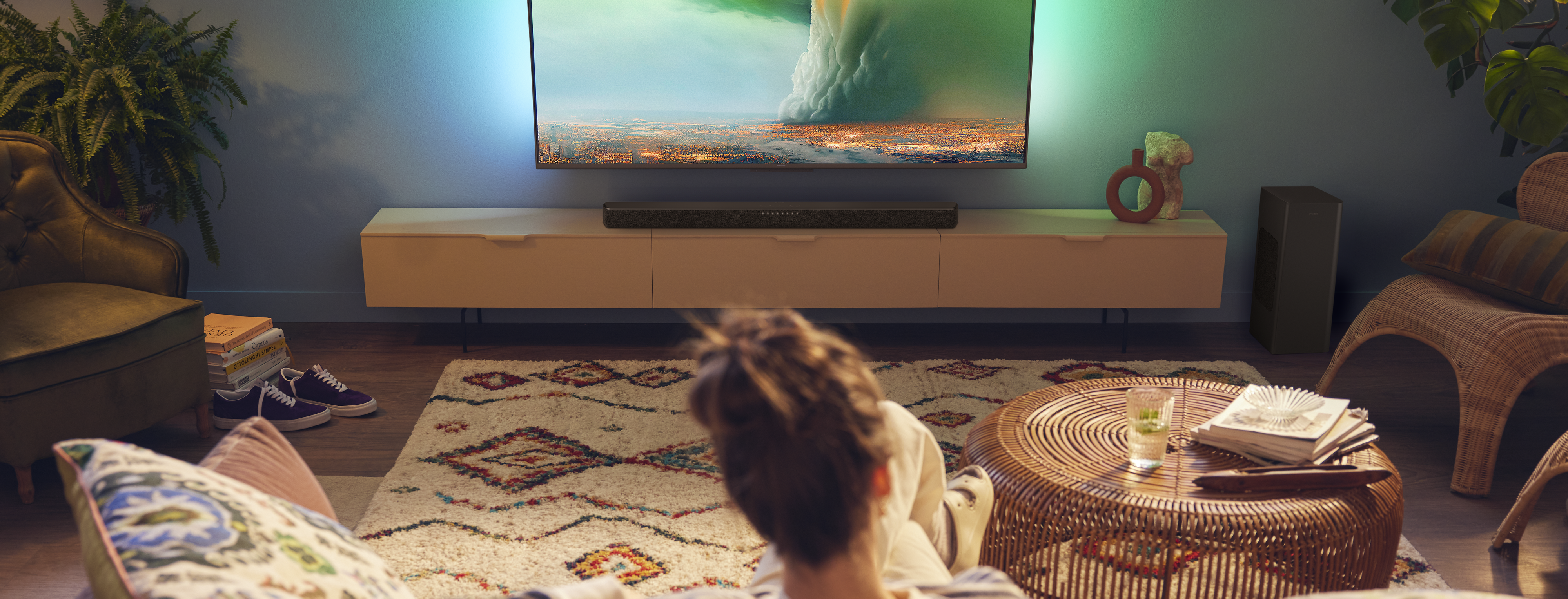 Svetainė su „Philips Ambilight“ televizoriumi