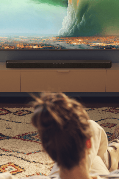 Svetainė su „Philips Ambilight“ televizoriumi