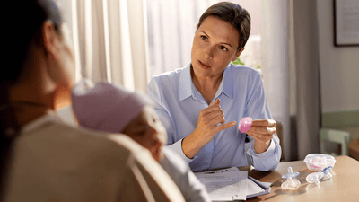 Timp pe burtă cu o expresie fericită