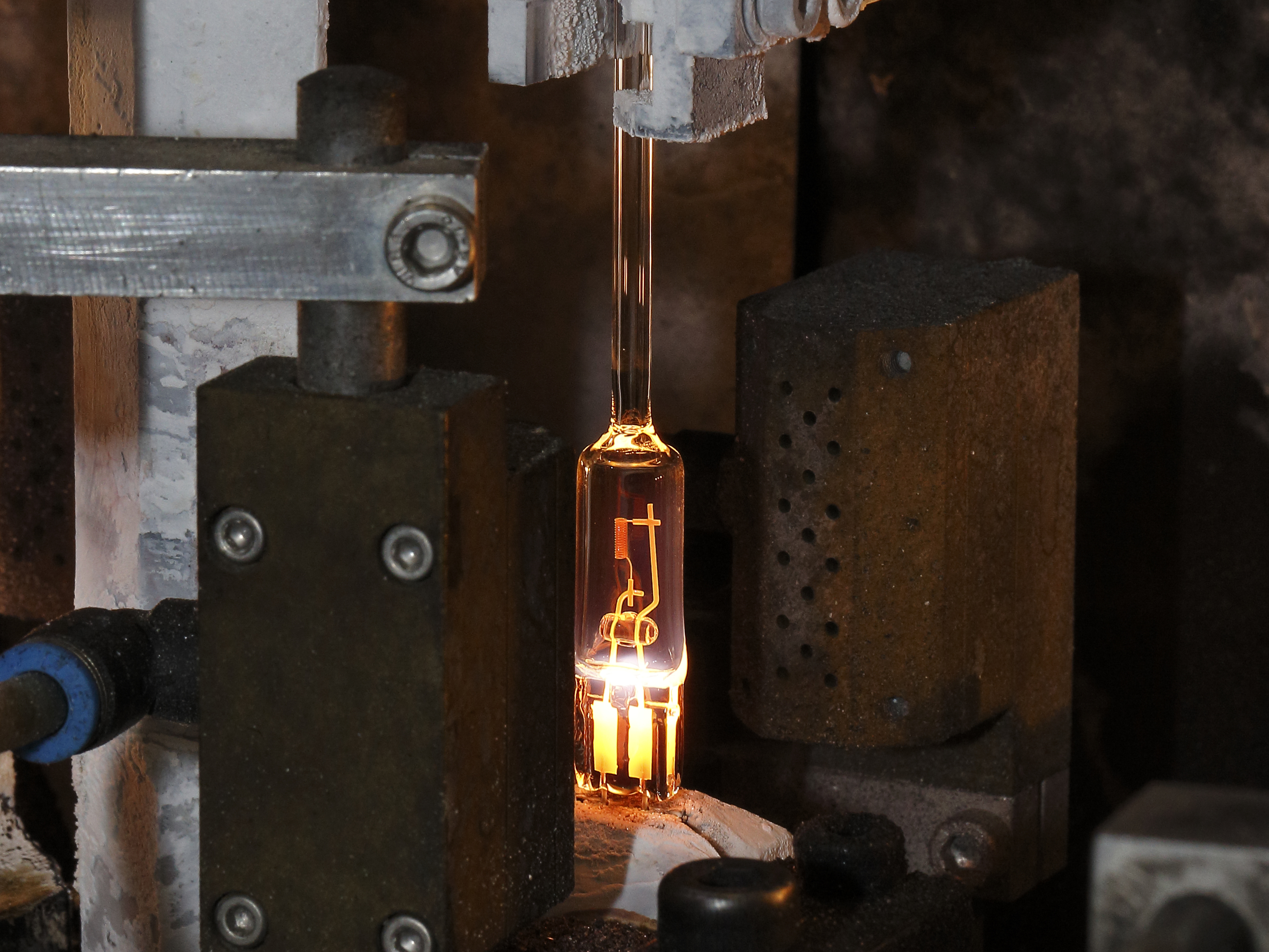 Double-coil filament for ultimate protection