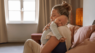 Мама з немовлям що спить