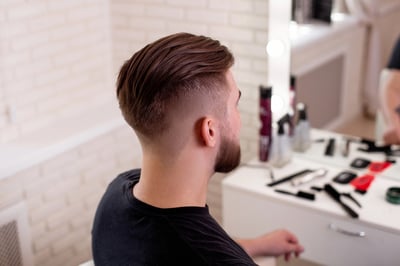 tunsoare-fade-cu-par-lung-in-partea-de-sus-521653436_S.jpg