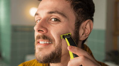 Mężczyzna trzymający w ręku urządzenie OneBlade