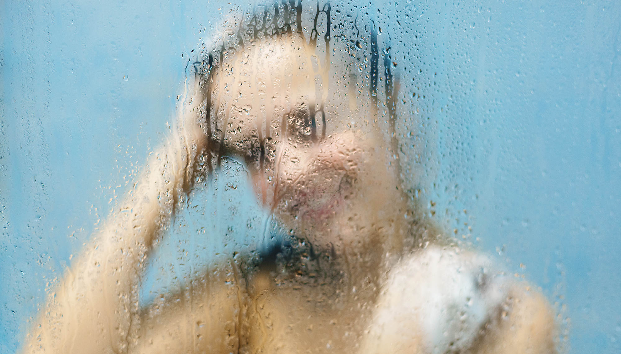 mujeres lavándose el pelo