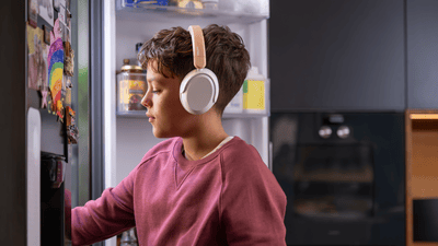 Dívka používající zelená dětská sluchátka s kostním vedením