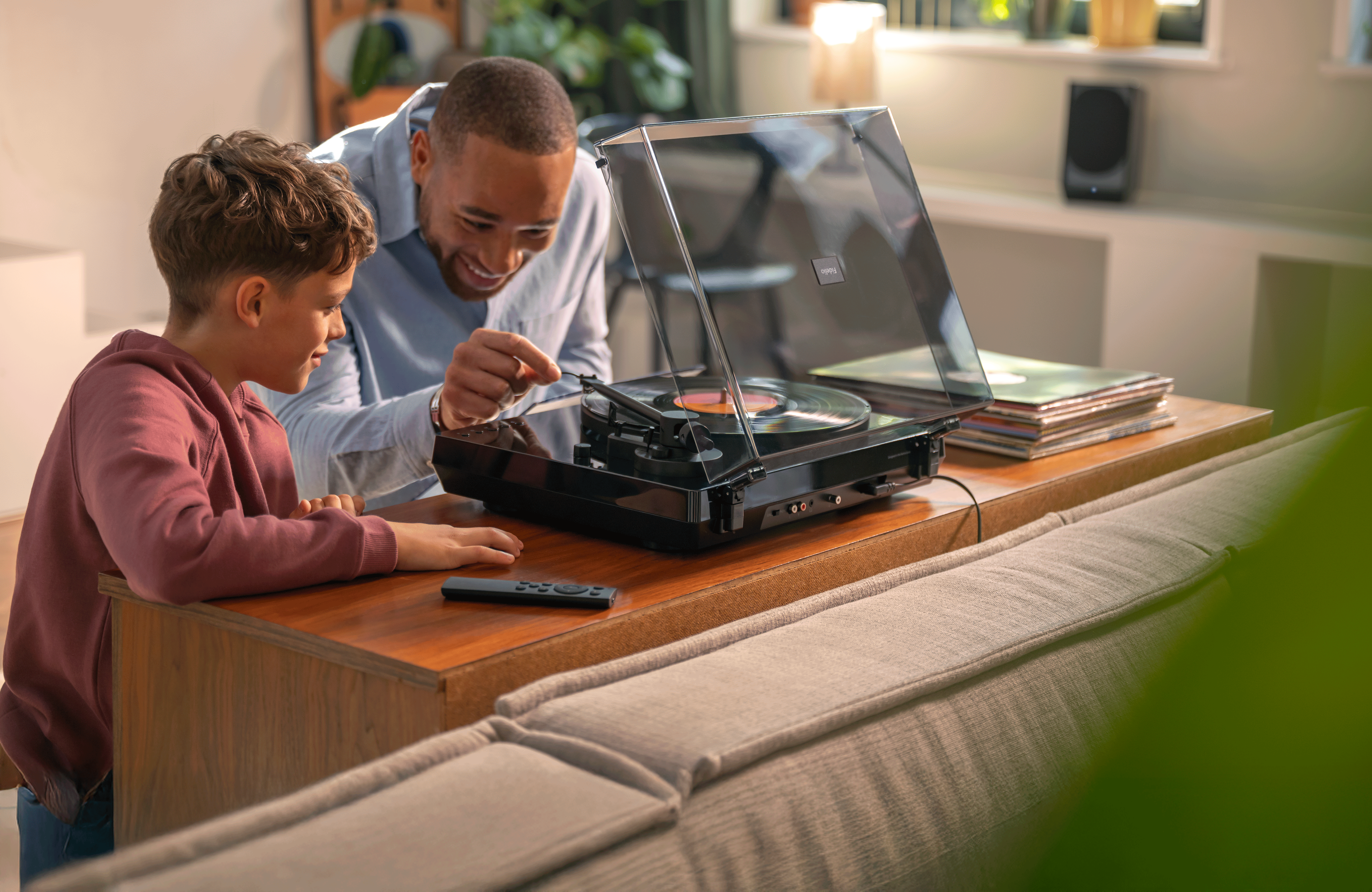 Ретро Bluetooth® грамофон с вградени високоговорители и звук "всичко в едно"