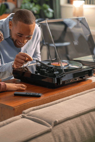 Retro patefonas su „Bluetooth®“ ir įmontuotais garsiakalbiais bei visapusišku garsu
