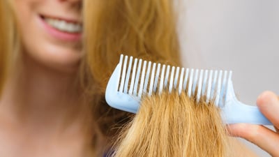 femeie-par-blond-pieptanat-cu-pieptanul