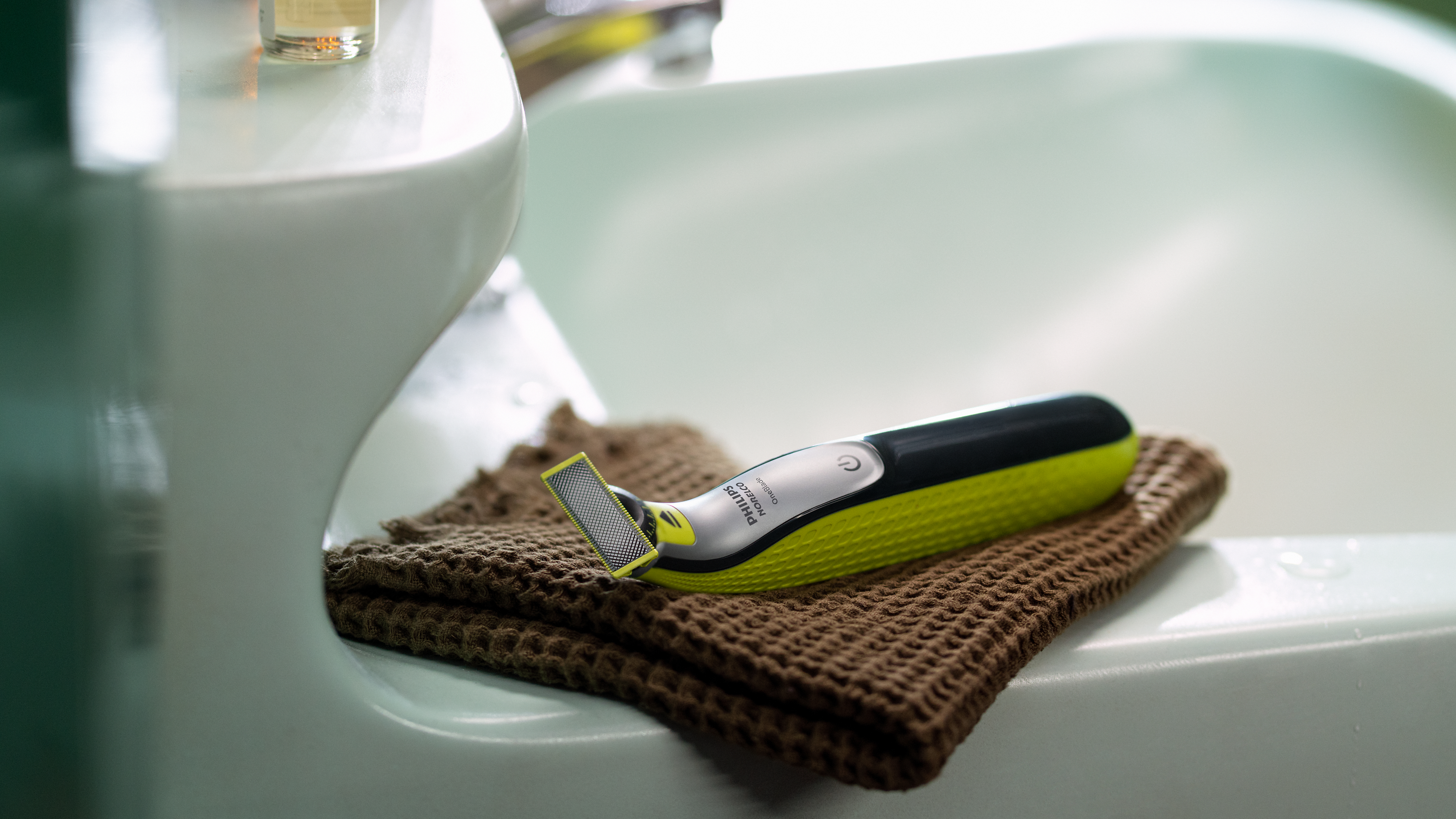 OneBlade postavljen na policu u kupaonici