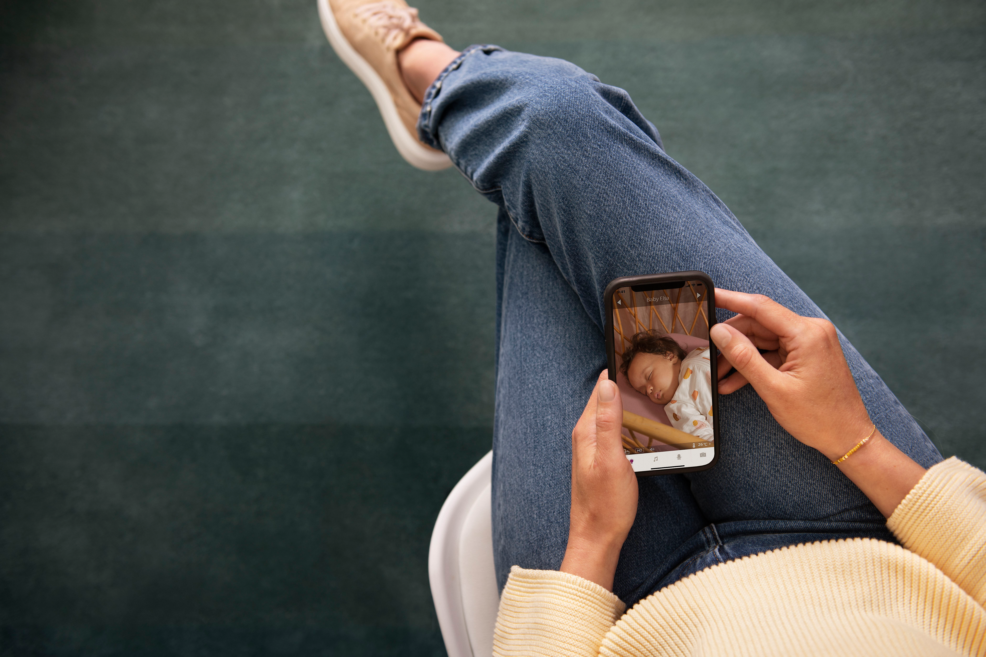 matka sleduje dítě přes aplikaci