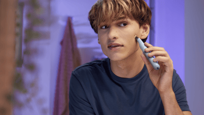 Zbliżenie mężczyzny pielęgnującego brodę za pomocą OneBlade