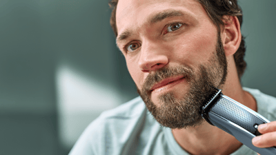 Bărbați care folosesc o mașină de tuns părul