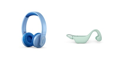 Een blauwe koptelefoon met hoofdband voor kinderen en een groene koptelefoon met open oren voor kinderen.