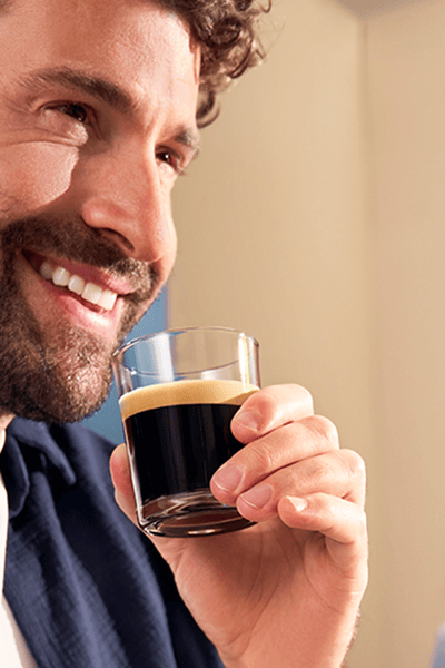 Pāris mājas apstākļos bauda kafiju