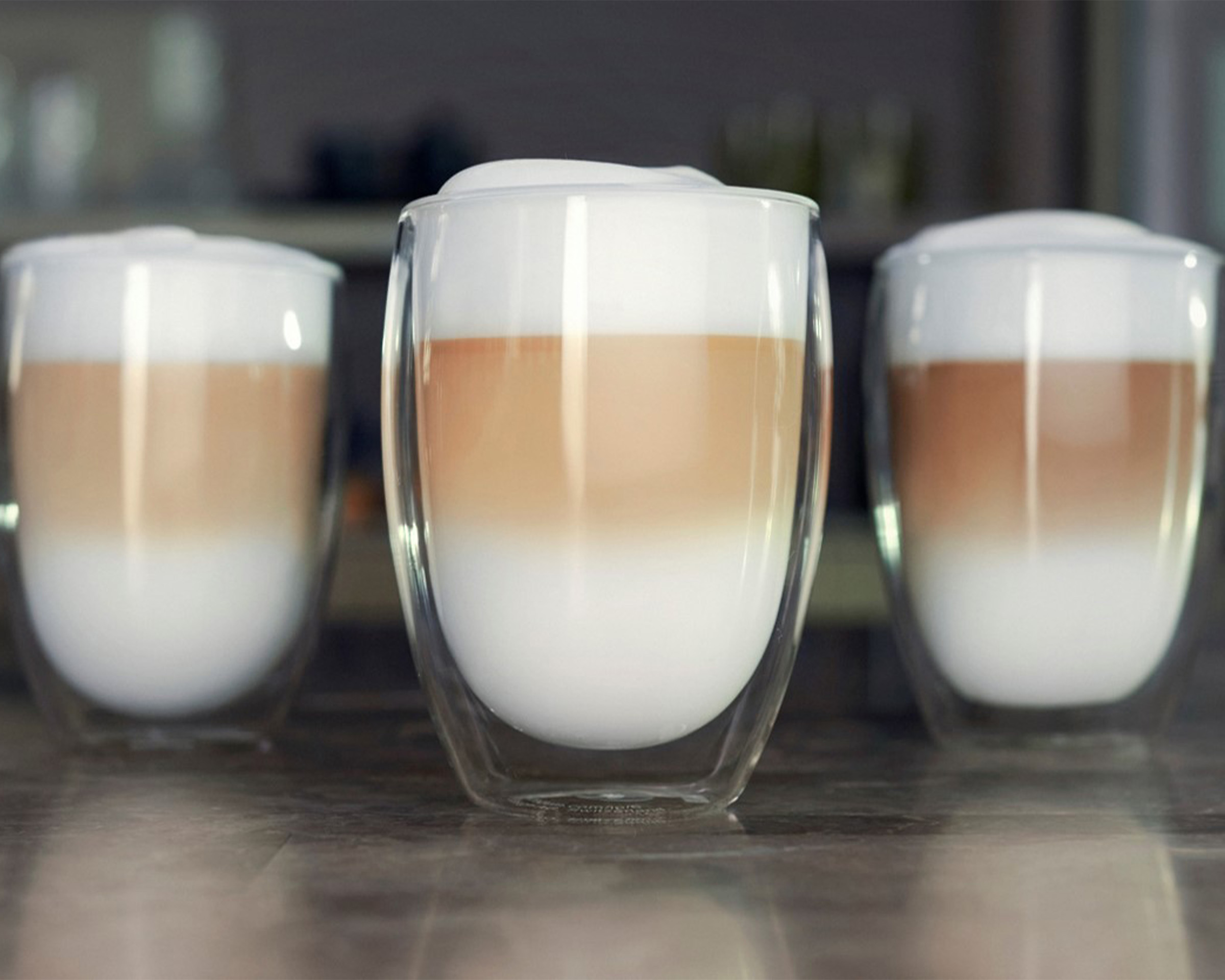 Saeco glāzes ar espreso, pienu un putām