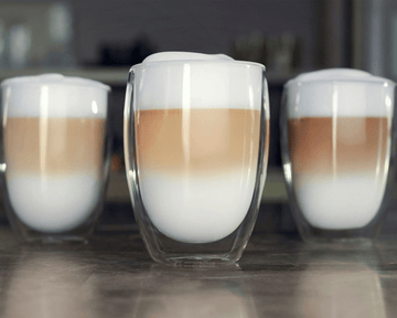 Saeco glāzes ar espreso, pienu un putām