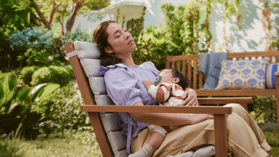 Mama odihnindu-se liniștită cu bebelușul aproape