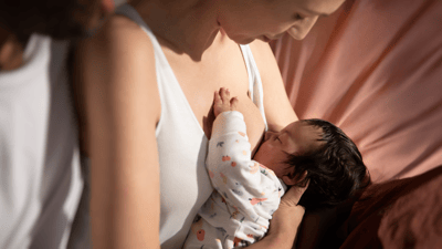 Спокійний момент після годування грудьми при м’якому світлі