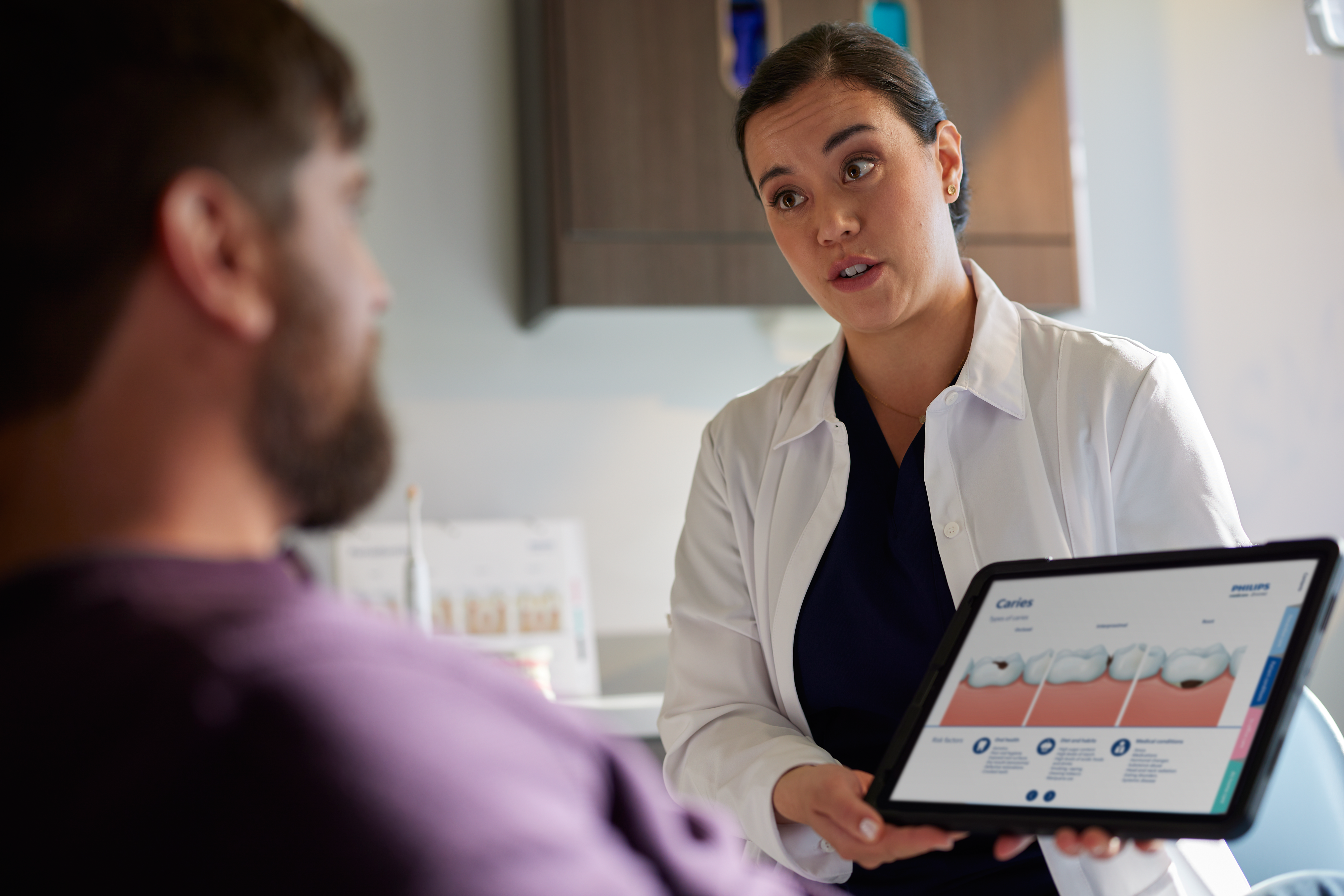 Стоматолог з пацієнтом